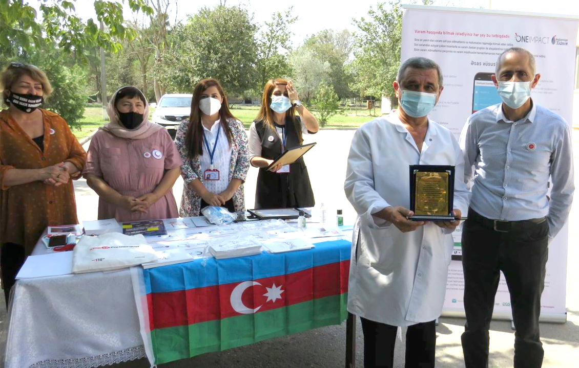 Коалиция НПО Азербайджана по борьбе с ТБ презентовала врачам противотуберкулёзной больницы награды 
